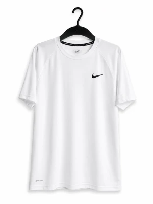 Vit Nike t-shirt i polyester - Snygg vit t-shirt från Nike med klassisk svart swoosh-logga på bröstet. Tillverkad i lätt och bekvämt polyestermaterial, perfekt för en sportig och avslappnad stil. T-shirten har rund halsringning och korta ärmar.