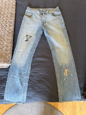 Vintage Diesel Jeans - Unika Diesel jeans med raka ben och coola broderier. Som nämnt är dessa vintage Diesel jeans . Jeansen har klassisk femficksmodell och knappgylf. Perfekta för dig som vill sticka ut med din stil. Vid funderingar eller liknande är det bara att höra av sig!