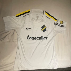 Vit AIK fotbollströja borta 2023 - Säljer denna vita AIK tröjan då den ej kommer till någon användning längre. Skick 8/10 storlek L slim fit. pris går att diskuteras