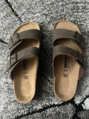 Birkenstock Arizona - Säljer ett par klassiska Birkenstock Arizona. Då de aldrig används, hör av er vid frågor.       Kan gå med på lägre pris vid snabb affär.  
