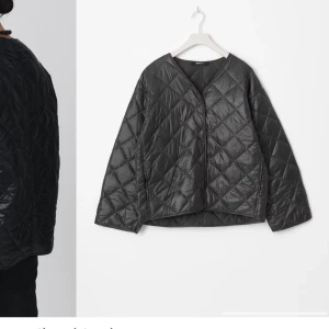 Svart quiltad jacka - Säljer en svart quiltad jacka i mycket bra skick. Den har en loose passform och är perfekt för höst och vår. Jackan är långärmad och har en stilren design utan krage. Ord pris 599kr. Pris kan diskuteras vid snabb affär.