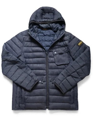 Mörkblå pufferjacka från Barbour - Snygg mörkblå pufferjacka från Barbour International med huva, dragkedja och en bröstficka med knapp. Jackan har quiltad design och patch med logga på ärmen. Perfekt för kalla vinterdagar och riktigt skön att bära.