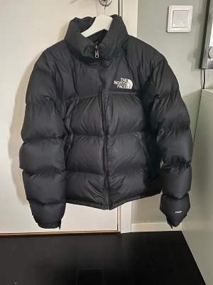 The north face puffer jacket  - Klassisk pufferjacket från the north face i storlek M. Har älskat denna jackan både pågrund av att den håller värmen fantastisk bra under vintern och för att den är så snygg men tyvärr har jag nu växt ur den. Skicket är mycket bra utan defekter. 