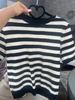 Randig svartvit stickad topp - Cjut tröja, ass snyggt till snygga Jens, bra pris, kom med eget förslag ❤️