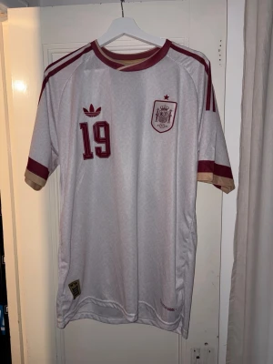 Spanien - Spanien bortatröja med Lamine Yamal på ryggen. XL men sitter som L. Helt oanvänd