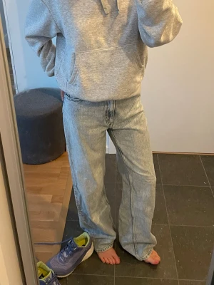Ljusblå raka, vida jeans från Monki - Säljer ett par ljusblå jeans från Monki i storlek 27 med rak och vid passform med hög midja. 100 kr!