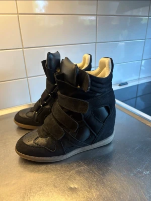 Svarta Isabel marant  - Säljer mina Isabel marant likande skor då de tyvärr inte passar mig. Storlek 38 i läder och mocka, endas använda ett fåtal gånger och näst intill nyskick. Identiska. Hör gärna av dig vid frågor💕