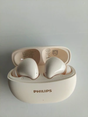 Vita trådlösa in-ear hörlurar Philips - Snygga vita trådlösa in-ear hörlurar från Philips med laddningsetui. Hörlurarna har en stilren och modern design med mjuka former och silikontoppar för bekväm passform. Perfekta för musik, poddar och samtal på språng.