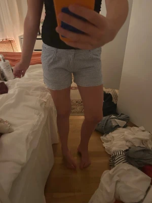 Rutiga shorts  - Går att både ha som längden på bild 1/3 och som bild 2. Har små stygn som gör att man kan vika upp de lite utan att de åker ner, men man kan fof ha de som 1/3 utan att ta bort stygnen. Annars är det väldigt lätt att ta bort stygnen (är väldigt få stygn), kan ta bort det jag själv om det önskas . Strl 176, ungefär XS/S