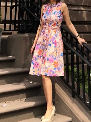 Blommig klänning från J.Crew - Säljer en superfin blommig klänning från J.Crew i ljusa toner med inslag av rosa, lila, orange och blått. Klänningen har knappar framtill och ett vackert blommönster som ger en somrig vibe. Perfekt för dig som gillar färg och mönster!