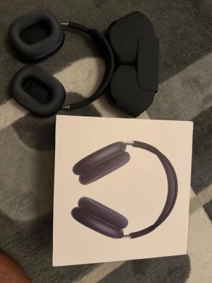Svarta AirPods Max 2  - Snygga svarta AirPods Max 2 hörlurar med mjuka öronkuddar i mesh och justerbart huvudband. Kommer med ett matchande svart fodral och originalkartong. Perfekta för musik, gaming eller filmkvällar.