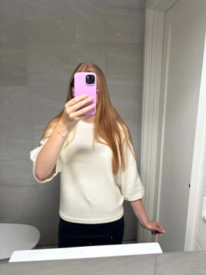  stickad tröja - En stickad tröja från Ullared gekås, använd två gånger, väldigt skön och sticks inte 
