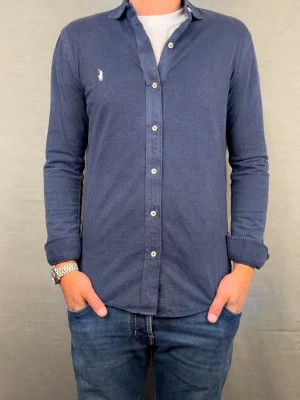 Ralph lauren skjorta S mörkblå - Hej! Säljer nu denna riktigt snygga ralph lauren skjorta. Size S. Modellen är 180cm. Bredd 45cm längd 67cm! Fint skick, nytvättad och ny strykt så att skillnaden på denna och en ny ska vara minimal! Fraktar samma dag som köp, kan gå ner i pris vid snabb affär! 🤩