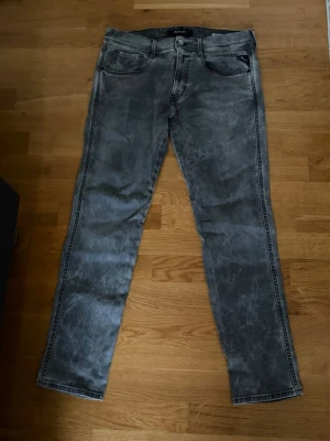 Grå slim fit jeans Replay - Säljer ett par gråa slim fit jeans från Replay i modell Anbass strl 33. Mycket bra skick och i något stretchigare material! 