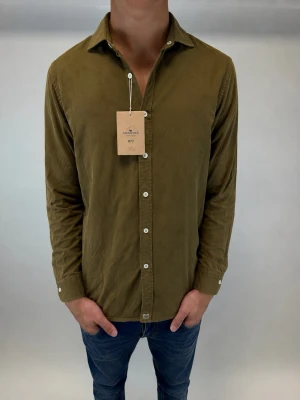 Sonrisa skjorta - Säljer denna HELT NYA Sonrisa skjortan i storlek S med tagsen på, nypris är 2395kr! Mitt pris 1199kr! Vid minsta lilla fundering så är det bara att höra av sig 