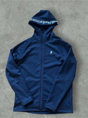 Peak performance zip - Peak Performance Rider Zip  Snygg och stilren Peak Performance Rider Zip i en tidlös design. Ett riktigt användbart premiumplagg som fungerar lika bra till vardags som till en mer genomtänkt outfit.  • Modell: Rider Zip • Märke: Peak Performance • Stilren och sportig premiumlook • Praktisk helzip • Klassisk Peak Performance-kvalitet • Storlek: S • Skick: NYTT  Fraktas inom 24H