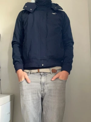 Hollister Jacka  - 📏 Storlek: L (sitter som M/S) 🎨 Färg: Marinblå 🏷️ Märke: Hollister 👌 Skick: Mycket bra – inga defekter  Jag är 188 och 78 kg för referens   📦 Skickas snabbt och välpackat! 💬 Skriv gärna vid frågor eller funderingar!w