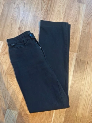 Esprit svarta byxor – S 🖤 - 🖤 Klassiska svarta Esprit Leslie-byxor ✨ Smal och figurnära passform 🧵 91 % bomull, 9 % lycra – stretchiga och bekväma 📏 Storlek 36/S, längd 32 📸 Mått finns på bilderna
