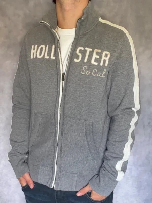 Hollister Zip - Otroligt sällsynt Vintage Zip från Hollister | Storlek L sitter mer som M | Modellen är 181 och väger 74kg | Bara att skriva vid frågor eller funderingar 