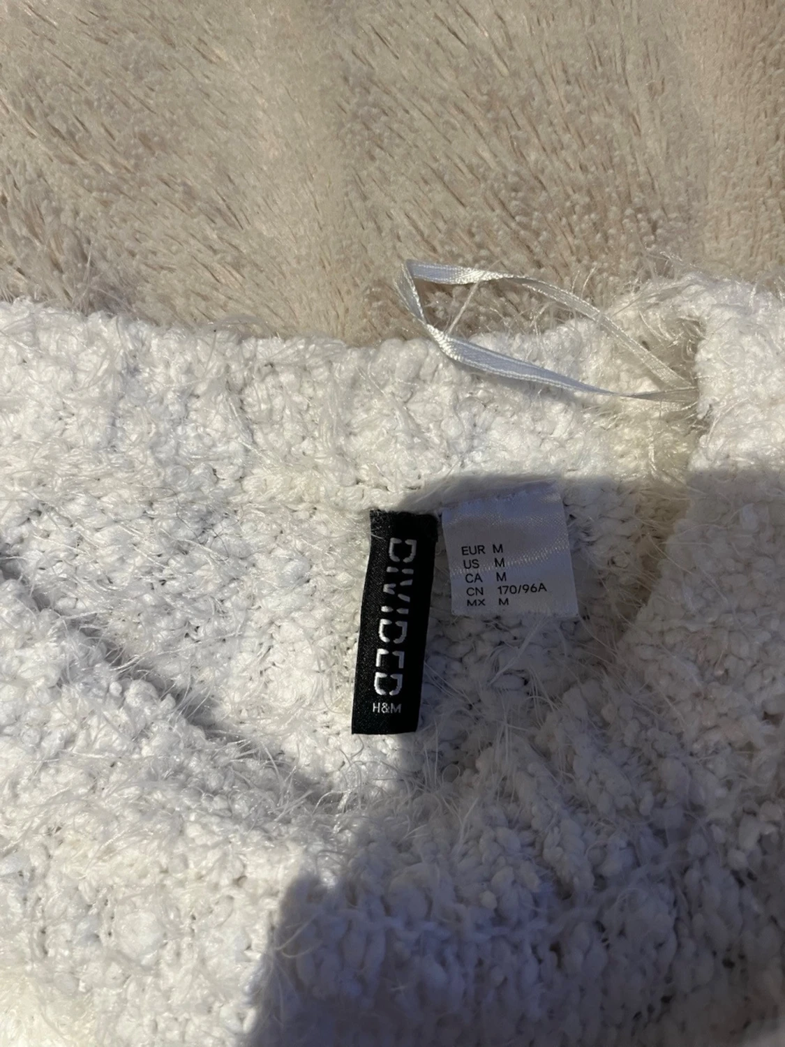 Vit fluffig stickad tröja Divided - 1