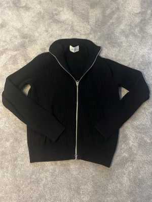 Full-zip tröja från Vailent  - Säljer nu denna snygga svarta full-zip tröjan från Vailent. Storlek S, riktigt bra skick. Vid frågor, funderingar eller fler bilder är det bara att höra av sig. 