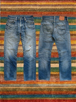 *Straight* Levi’s 501 - Ett par extremt snygga Levi’s jeans med en trevlig wash! Modellen kallas 501 och är rak! Några små fläckar som säkerligen går bort i tvätten. Storlek 29/32, hör av dig vid frågor! 