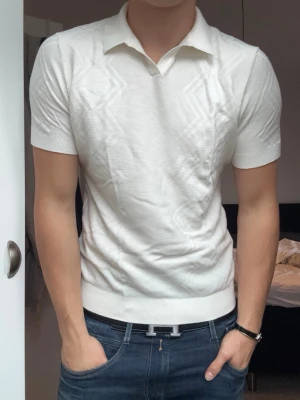 Vit t-shirt/pike  - Vit Dressman t-shirt med pikékrage . Sitter snyggt och ger en clean look till jeans eller shorts. Skit fet men lite liten på mig!!!