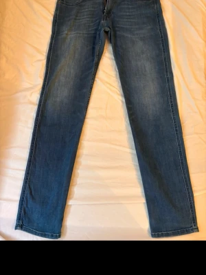 Replay Jeans - Säljer ett par blå replay jeans med slim fit passform. Perfekta för dig som gillar en snygg, fräsch och enkel stil. Storlek 28W 30L.