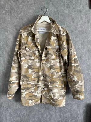 Camo overshirt  - Riktigt snygg oversize camo overshirt. Sitter inte särskilt baggy men den är ganska lång vilket gör att den ser riktigt bra ut på. Storlek S