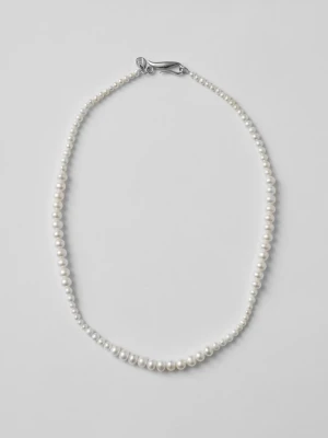 Blue Billie pärlhalsband äkta silver  - Nytt oanvänt. Elegant halsband med vita, runda pärlor trädda på rad och ett stilrent silverfärgat lås. Perfekt accessoar för dig som gillar tidlös och clean stil. Pärlorna har en naturlig glans och varierar något i storlek för en unik look.
