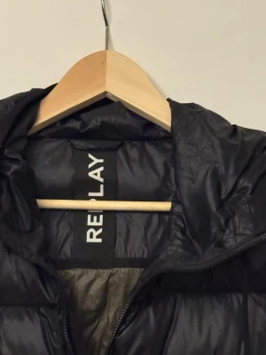Replay Väst - Replay-väst i dun. Ganska tjock, nog najs till höst/vinter över en hoodie. Bra skick, bara använd en månad. Passar M/L. Skriv vid frågor! 