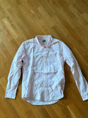 Rosa skjorta  - Säljer en rosa skjorta från crocker jeans i storlek S då jag vuxit ur den. 