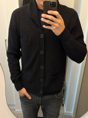 Ursnygg tiger of sweden cardigan L - Supersnygg svart populär och eftertraktad tiger of sweden cardigan kofta i storlek L. Grym passform och jättefin på perfekt nu till hösten. Jättebra topp skick och väldigt prisvärd! 