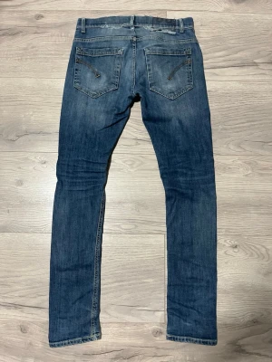 Dondup jeans - Säljer även dessa dondup jeans i passformen george då jag haft dom i 1 år och tröttnat helt enkelt. Jävligt schyssta och har goa slitnar här och där.