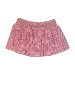 Rosa rutig volangkjol - Söt kort kjol med rosa och vitt rutmönster och flera volanglager. Lätt och luftigt material.