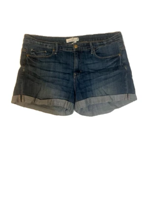 Vintage shorts - Köpt på Plick aldrig använt själv (var för stora) storlek 40. Kolla bild 5 för mer info. 