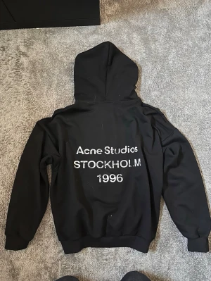 Acne Studios Hoodie  - Svart Acne Studios hoodie i storlek M. Använd men i fint skick, inga skador alls.  Säljer då den inte kommer till användning längre. Hör av er vid frågor!😁