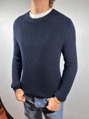 H&M tröja S - Hej och välkommen till byTorén. Detta är en tröja från H&M i storlek S med normal passform. Modell på bild är ca 182, 67kg. Plagget är i bra skick utan några defekter. Tveka inte på att höra av dig, även om det skulle vara minsta lilla;)