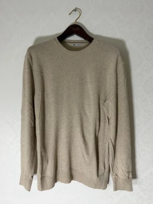 Beige tröja Cashmere blandning Zara    - Säljer en schysst beige cashmere blandnings tröja från Zara | Sparsamt använd | Storlek Medium | Modellen på bilden är 178cm | Hör av dig vid minsta fundering