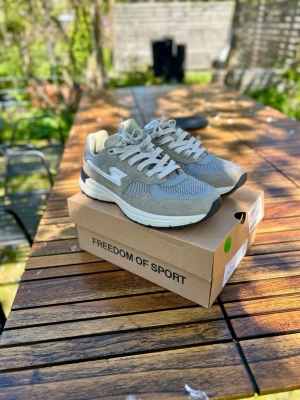 Stepney Workers Club Amiel S-Strike Beige - Stepney Workers Club Amiel S-Strike in classic black. Completely unused, dead stock with original box. Retail 2,200 SEK. Size: EU 40 / UK 6 / US 7 (Women's 9) Condition: New with tags Will send in original box: