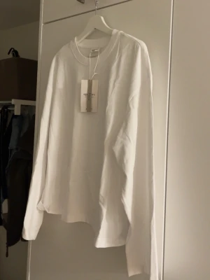Oversized långärmad tröja - Från Gina, helt ny med prislapp kvar! Den är oversized men super fin, basic men snygg! Köpt för 259:95, säljer för 210
