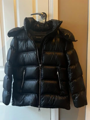 Massimo Dutti vinterjacka  - Säljer nu min superfina och varma Massimo Dutti Jacka i storlek S. Den är varsamt använd så skicket är mycket bra! Väldigt varm och mysig men samtidigt snygg jacka till vintern💗