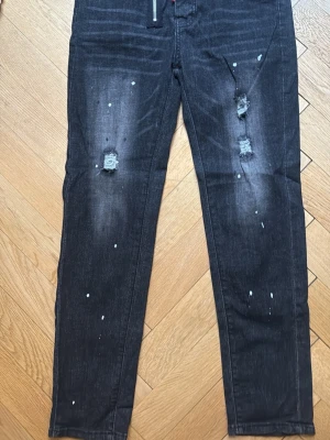 Jeans svarta med slitningar väldigt feta - Feta jeans storlek 30/30, aldrig använda. Dsq2