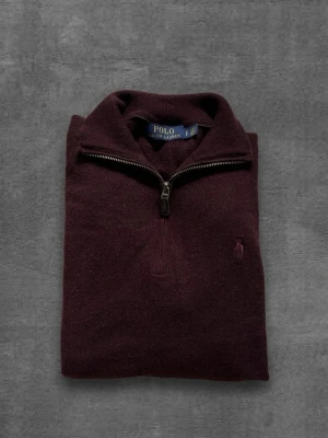 Vinröd stickad Halvzip tröja Polo Ralph Lauren - Tja! Säljer denna riktigt feta halvzipen. Skicket är fint, väldigt sällsynt och dyr tröja, nypris på 3000. Storlek S, vid frågor kontakta gärna!