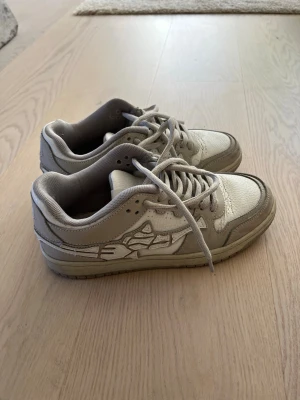 Vicinity sneakers - Vicinity sneakers i vitt/grå 🤍Storlek 39. Använda och har lite tecken på slitage men fortfarande superfina och har mycket kvar att ge!  Originalpris: 2000 kr —> mitt pris: 400 k