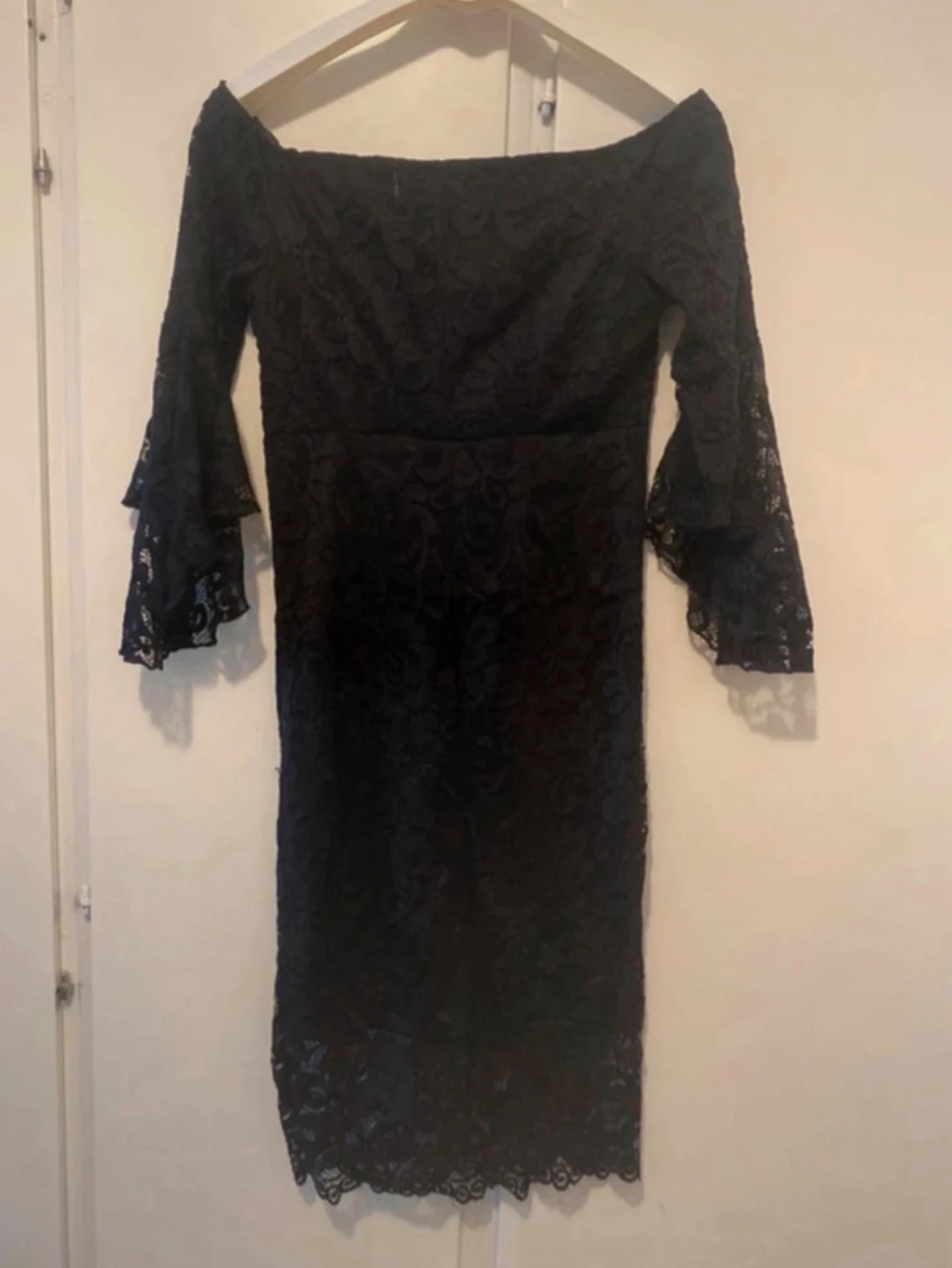 Svart offshoulder spetsklänning - 1