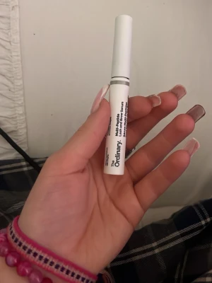 The Ordinary ögonfransserum - Ett vitt ögonfransserum från The Ordinary i en smidig tub med svart text. Perfekt för dig som vill boosta dina fransar med ett välkänt och populärt serum. Enkel att applicera tack vare den smala förpackningen. Gör fransarna längre 