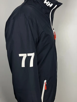 Helly Hansen vindjacka  - 👕 Plagg: vindjacka                                                           📏 Storlek: M                                                               🏷️ Märke/Modell: Helly Hansen                                                     ✨ Skick: Fint skick                                                         💬 Vid frågor är det bara att skriva!                                                                                          🛍️ Gramenti