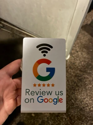 NFC Review/recensionskort Ståendes - En vit rektangulär skylt i plast med ett NFC-chip inne i kortet. Perfekt att lägga framför kassan i en/din affär. Kunden vidarebefodras till den länk som du själv lägger in. Där kan de sedan välja att publicera en recension.