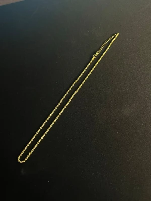 Tunt guldigt kedjehalsband - Snyggt halsband som är 1-2mm tjock. och är 50cm plus 5